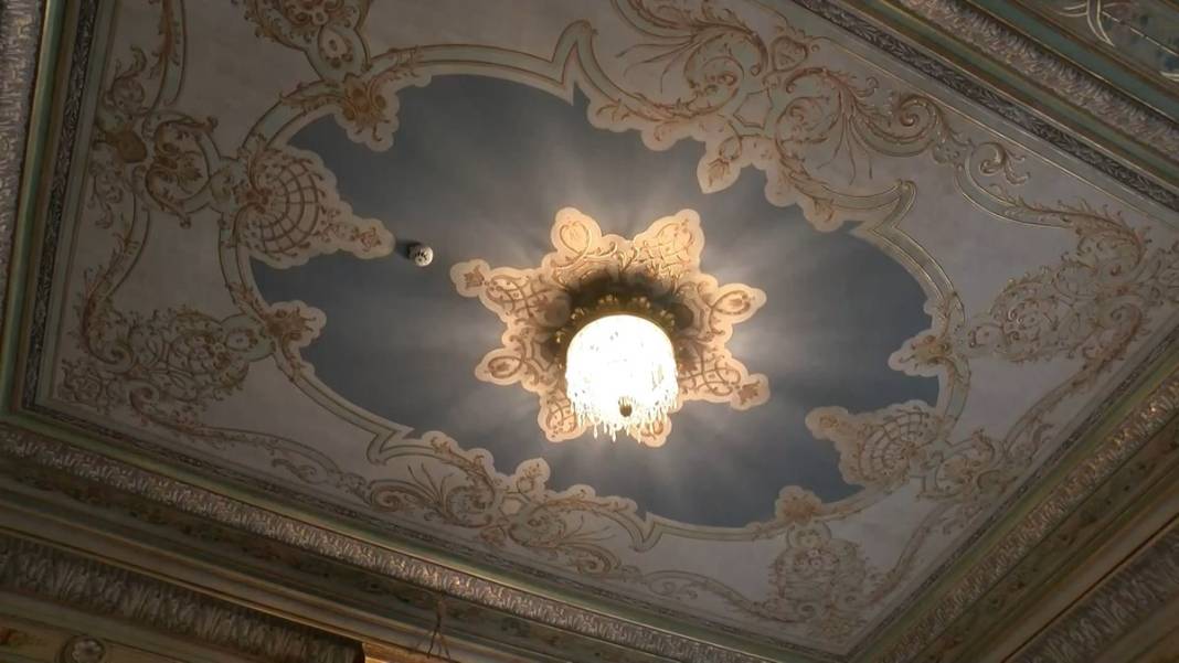 Atatürk'ün hayata gözlerini yumduğu Dolmabahçe Sarayı'ndaki odası ziyaretçilerini bekliyor 15